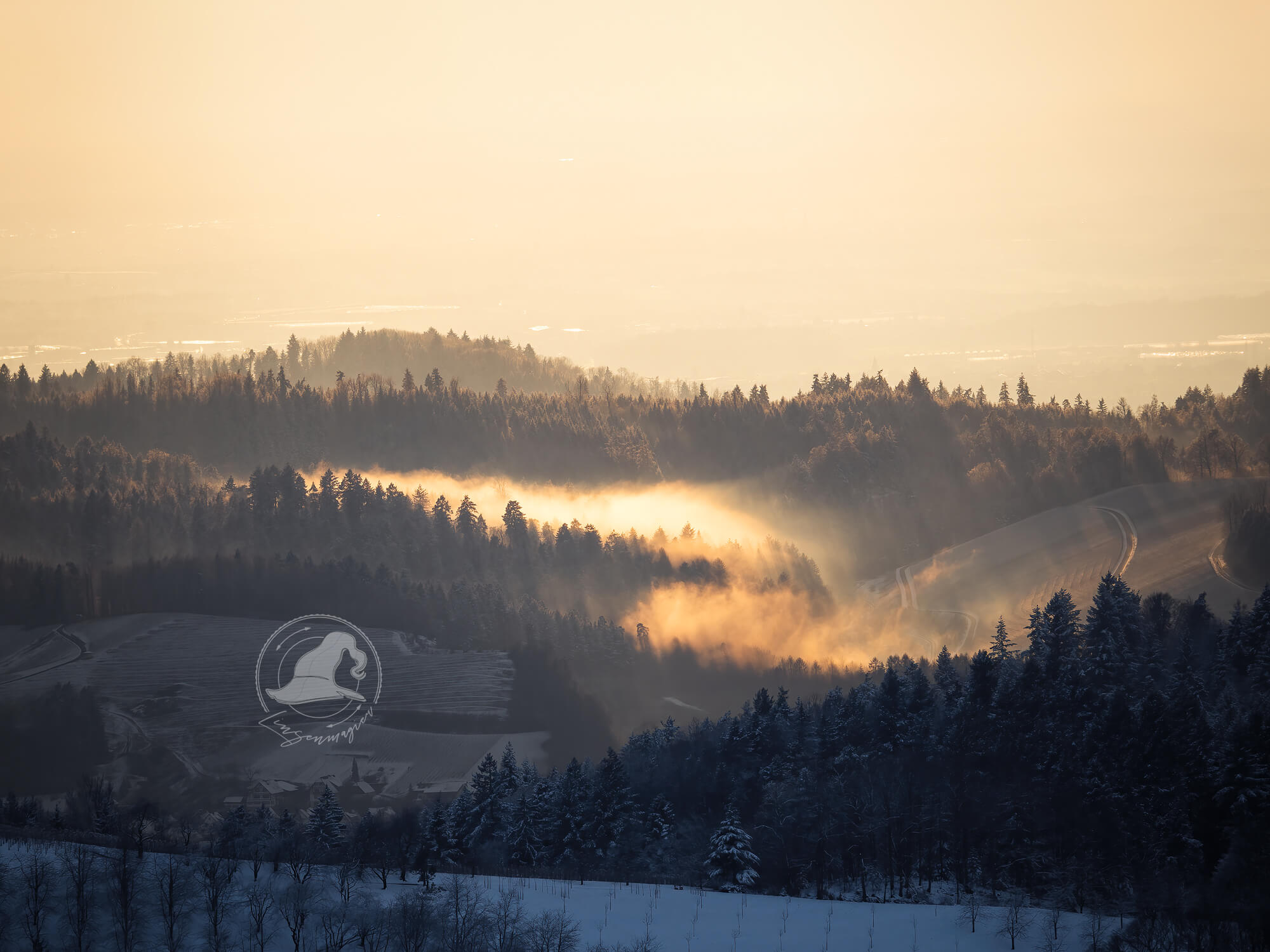 Der Schwarzwald im Sonnenuntergang mit Nebel in den Tälern im Ortenaukreis Naturfotografie Linsenmagier