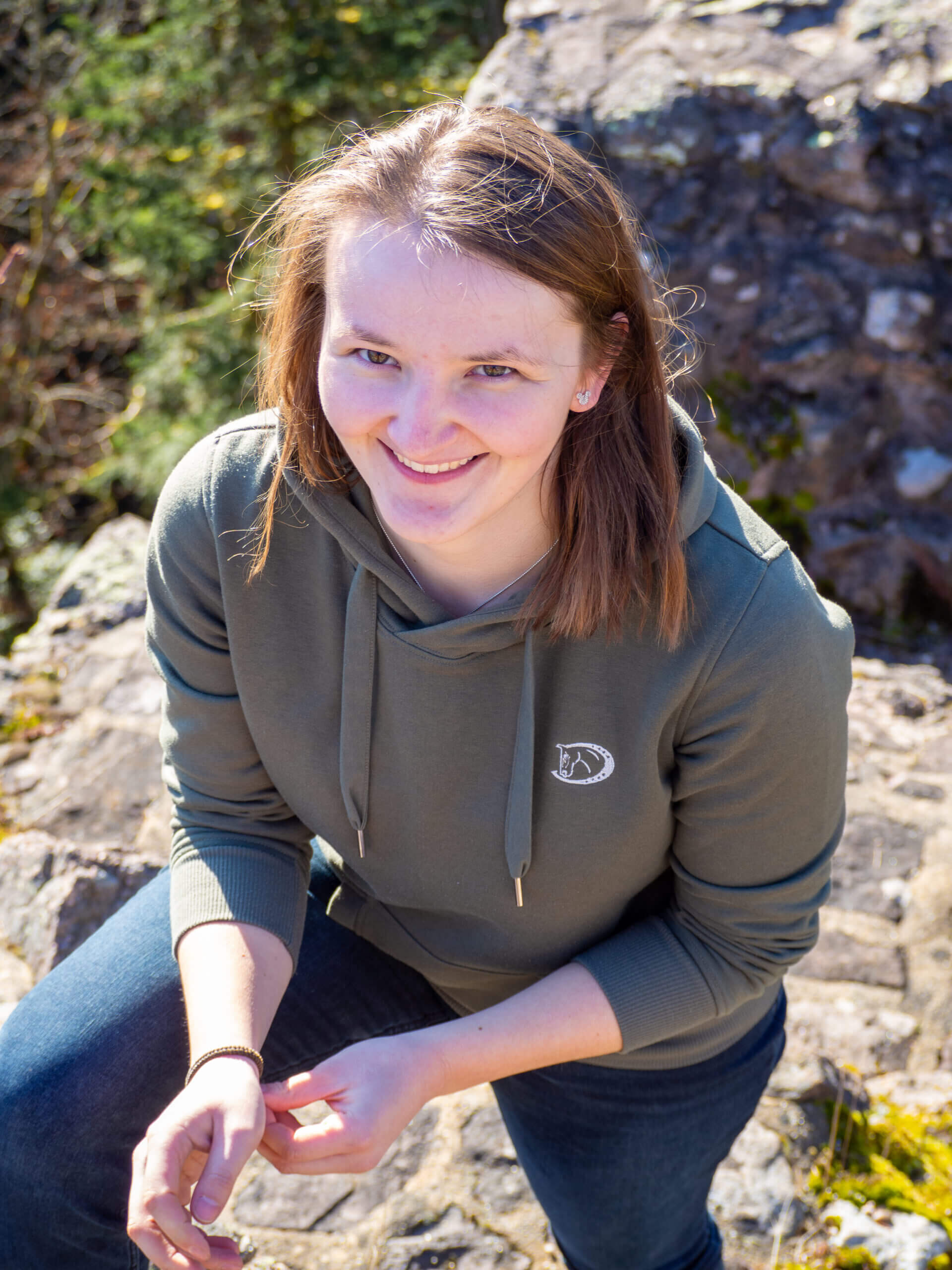 Frau beim Wandern auf Ruine