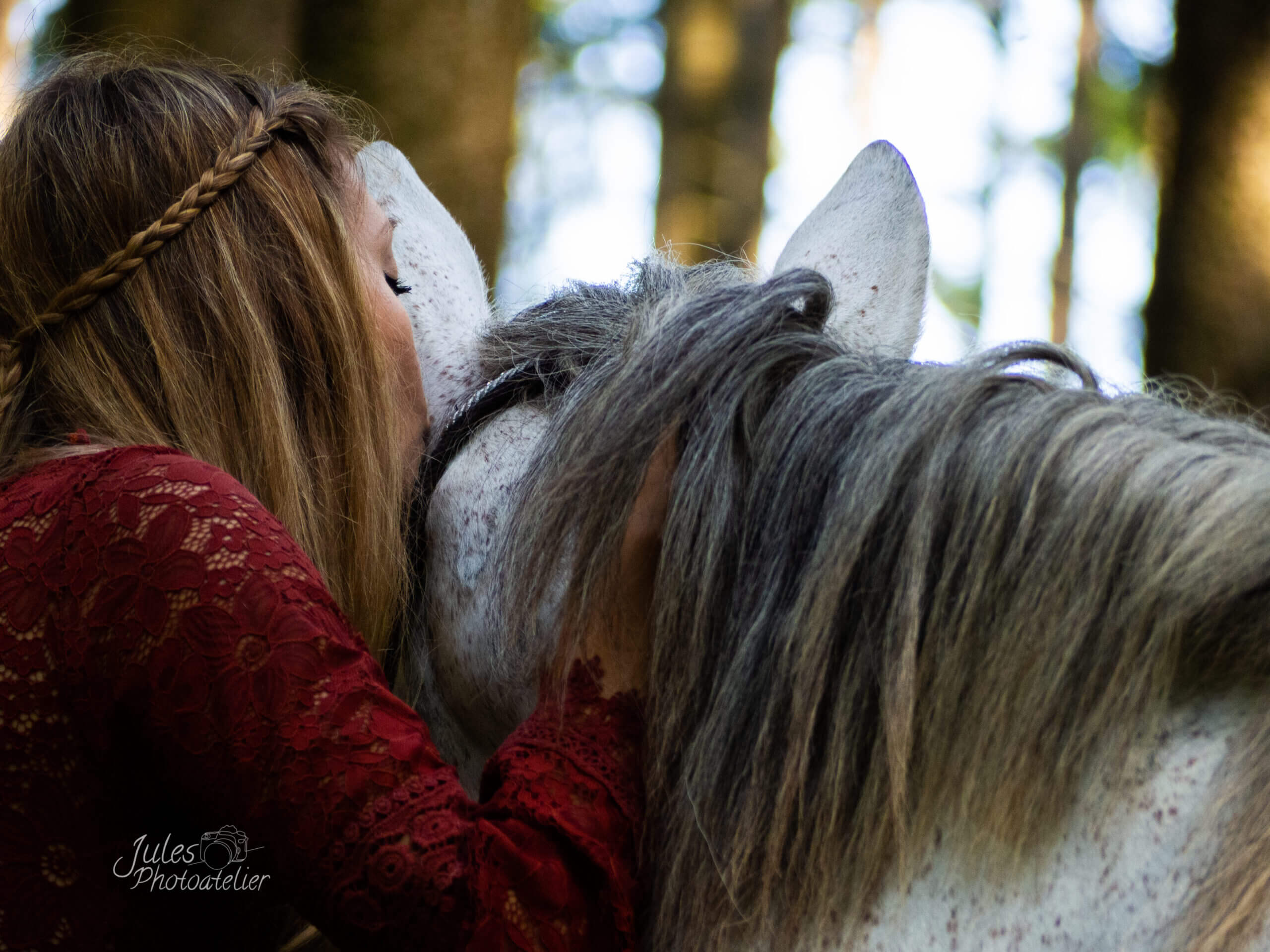 Mädchen mittelalterlich gekleidet mit Schimmel Stute zärtlich kuschelnd bei Fotoshooting mit Fellnasen